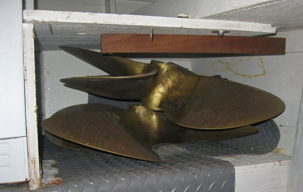 Propellers hidden in the boat spares four blade