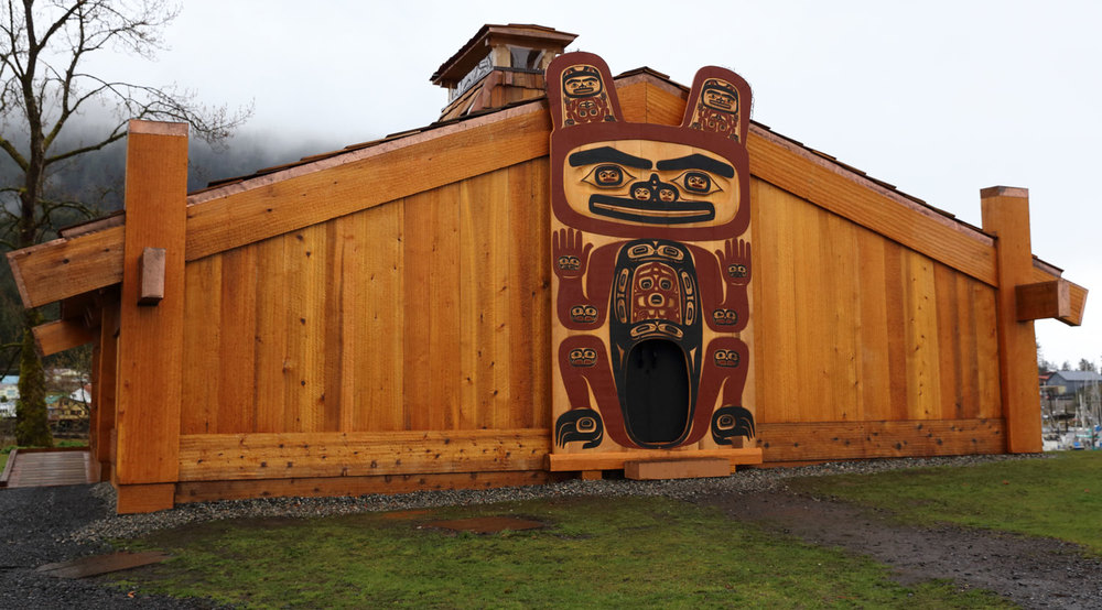 Shakes Island Tribal House with the Bear screen installed.