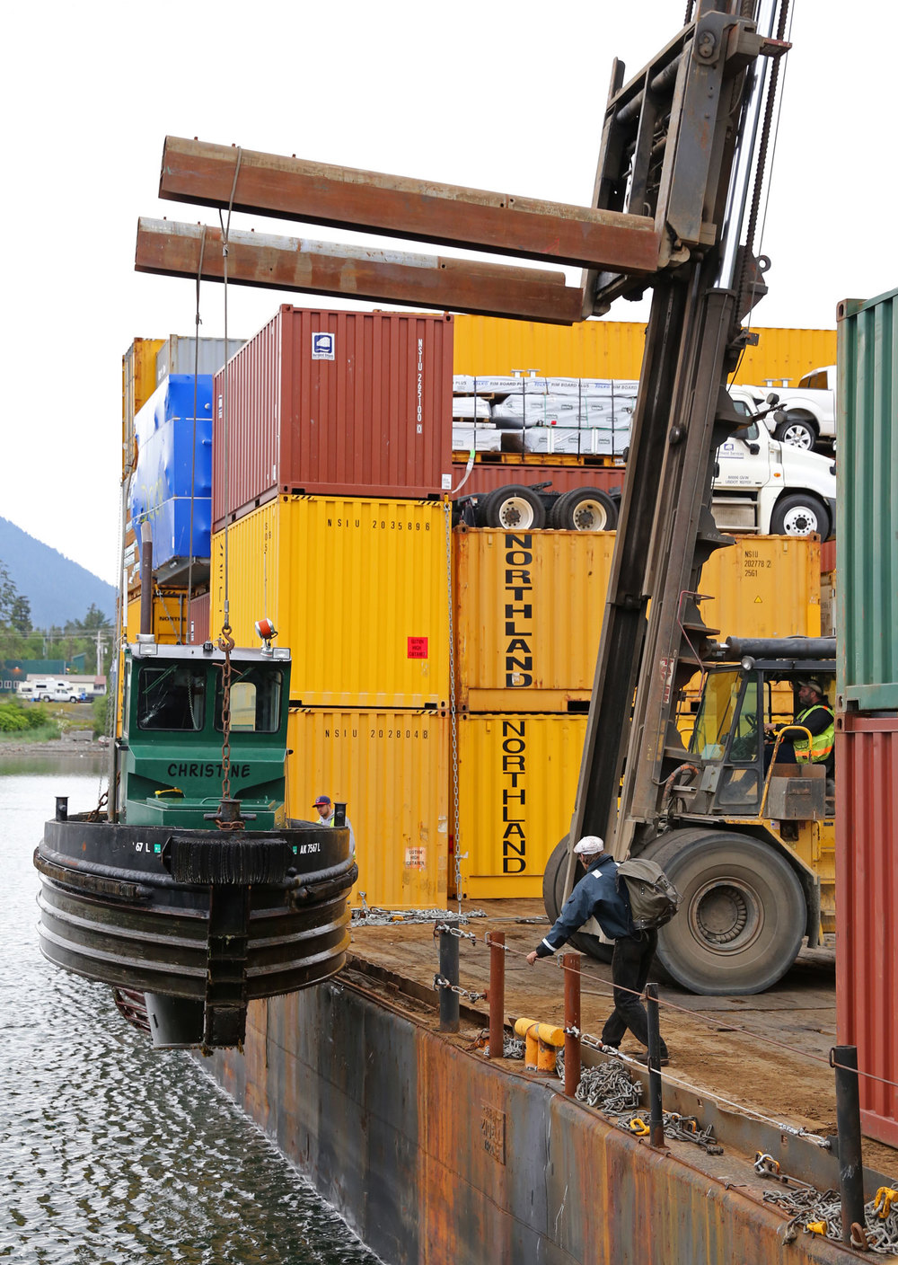 Lifting the "Christine" onto the barge. 