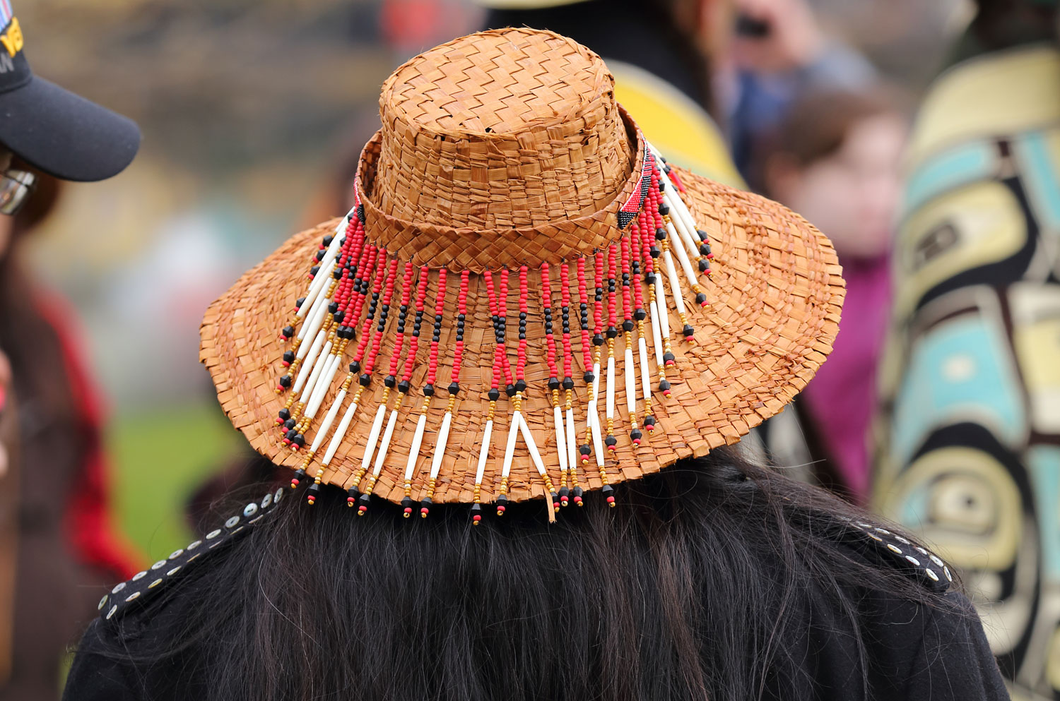 The beaded hatband can also be worn as a headband.