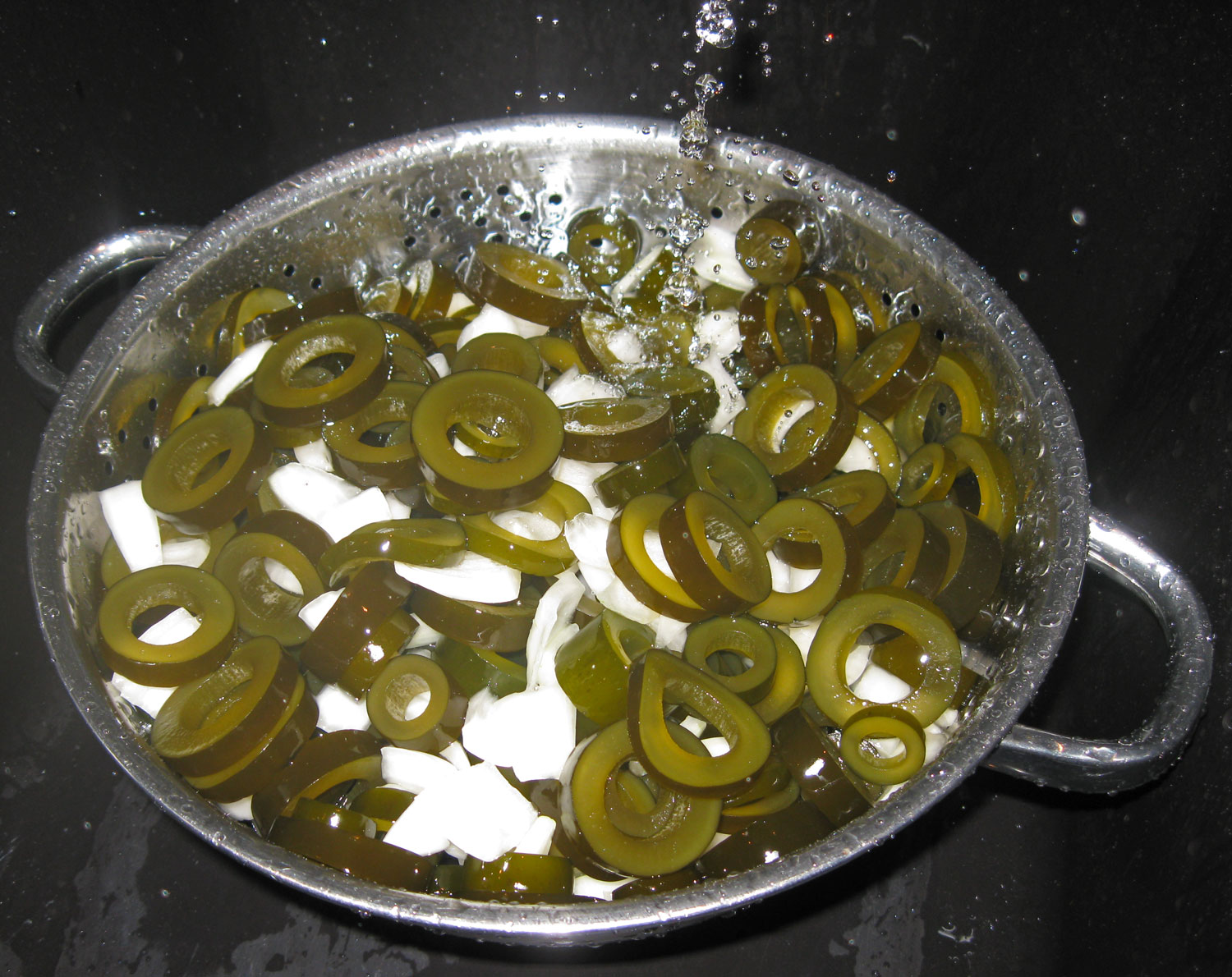 Salt kelp and onions in a large bowl, let stand for an hour, then rinse thoroughly with fresh water.