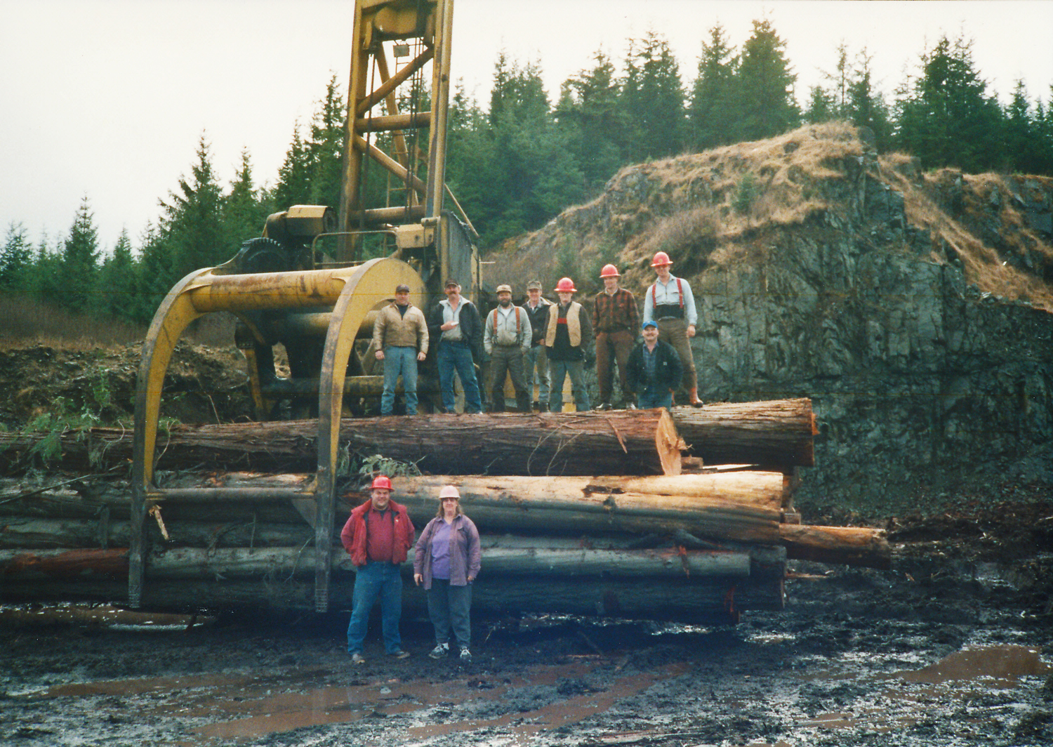 Photo courtesy of Tim and Theresa Lindseth. Back row: Stacker operator Chris Lewis, A-frame operator Eddie Nelson, Boom Man Tim Lindseth, Mike McKim, Bander Tim Lindseth Jr., Bander Wade Adamson, Bucker Joe Holland, Danny Killian. Front row: Jack Sims, Lorraine Sims.