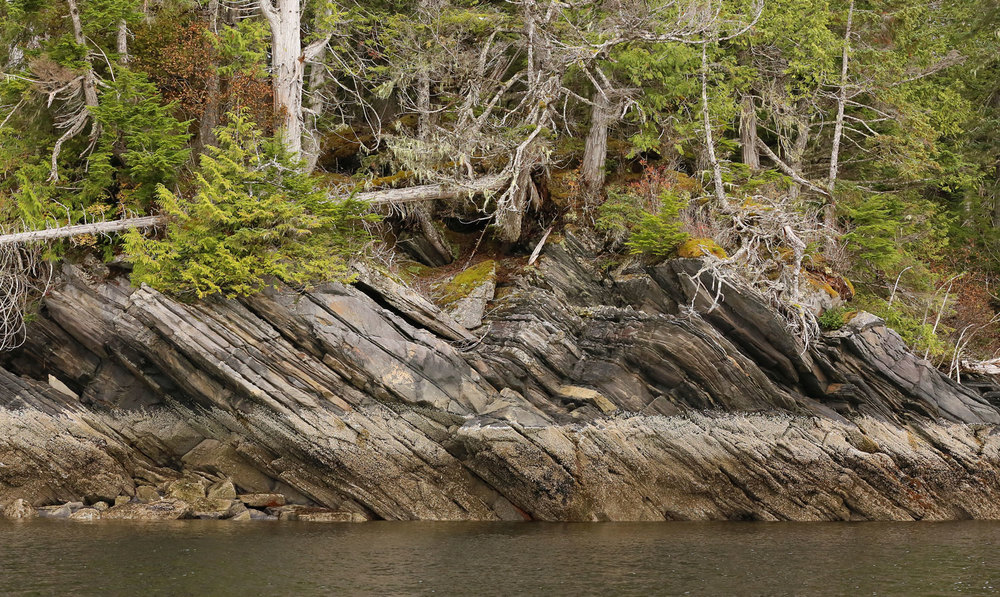 Beach_rocks_on_edge_1734.jpg